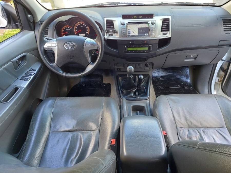 TOYOTA - HILUX - 2013/2014 - Branca - R$ 137.900,00