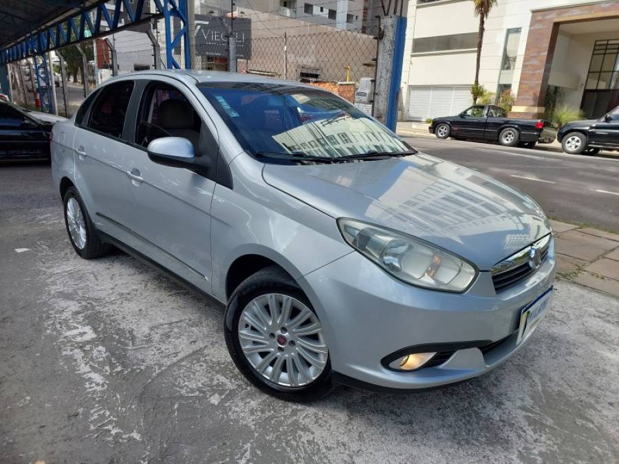 FIAT - GRAND SIENA - 2013/2014 - Prata - R$ 40.900,00