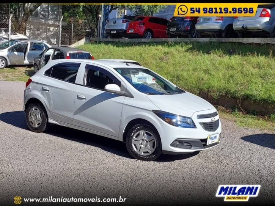 CHEVROLET - ONIX - 2013/2014 - Branca - R$ 44.900,00