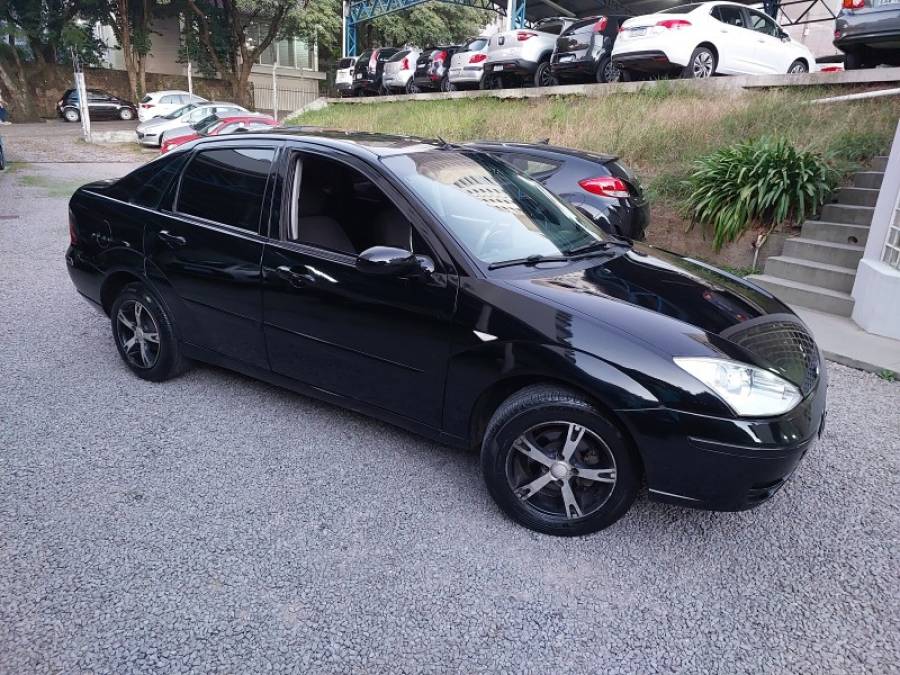 FORD - FOCUS - 2007/2008 - Preta - R$ 27.900,00