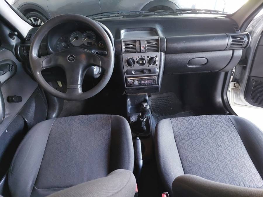 CHEVROLET - CORSA - 2004/2005 - Prata - R$ 21.900,00