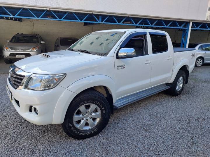 TOYOTA - HILUX - 2013/2014 - Branca - R$ 137.900,00