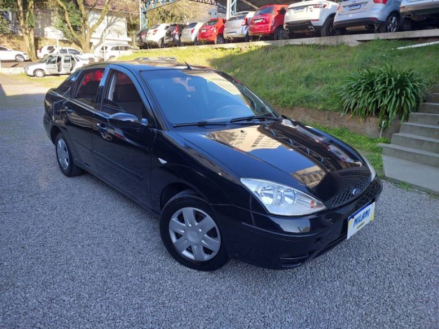FORD - FOCUS - 2007/2008 - Preta - R$ 27.900,00