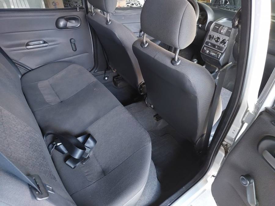 CHEVROLET - CORSA - 2004/2005 - Prata - R$ 21.900,00