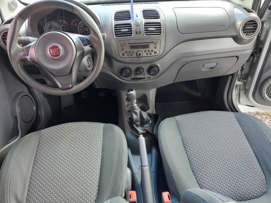 FIAT - GRAND SIENA - 2013/2014 - Prata - R$ 40.900,00