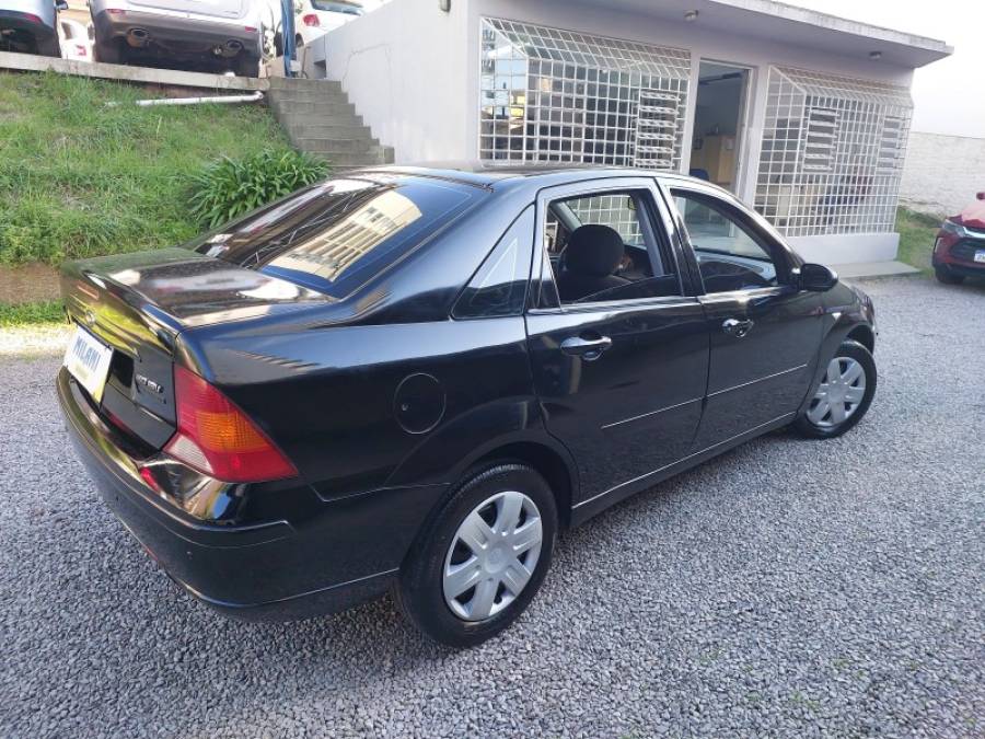 FORD - FOCUS - 2007/2008 - Preta - R$ 27.900,00