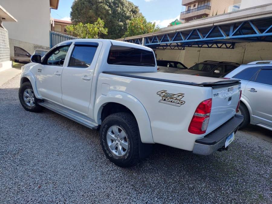 TOYOTA - HILUX - 2013/2014 - Branca - R$ 137.900,00
