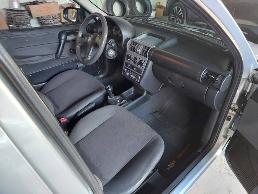 CHEVROLET - CORSA - 2004/2005 - Prata - R$ 21.900,00