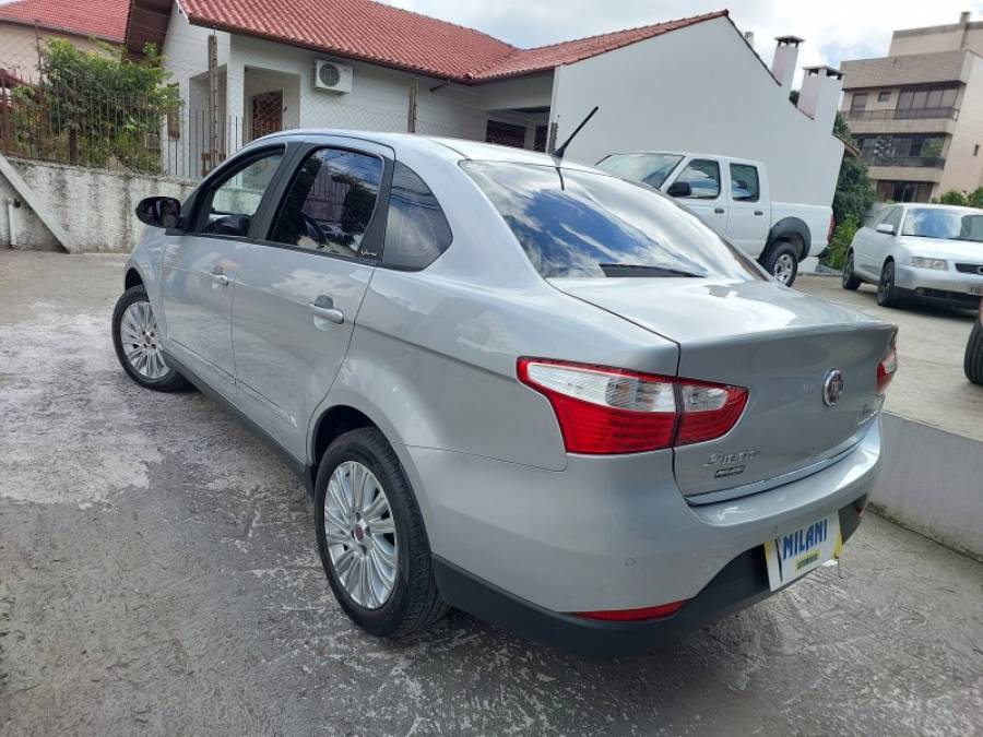 FIAT - GRAND SIENA - 2013/2014 - Prata - R$ 40.900,00