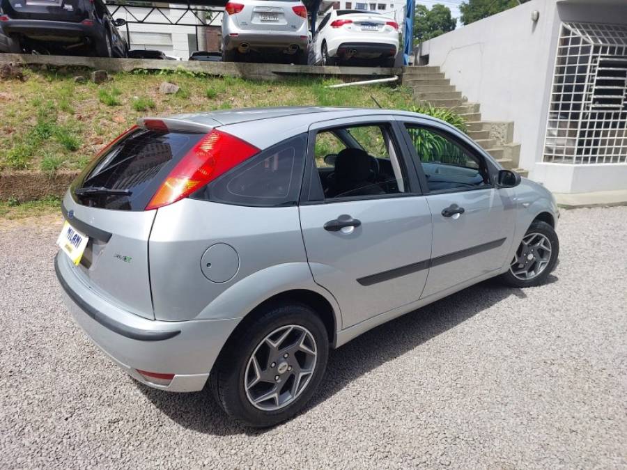 FORD - FOCUS - 2007/2008 - Prata - R$ 27.900,00