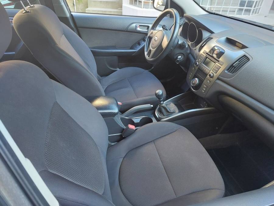 KIA MOTORS - CERATO - 2011/2012 - Preta - R$ 46.500,00