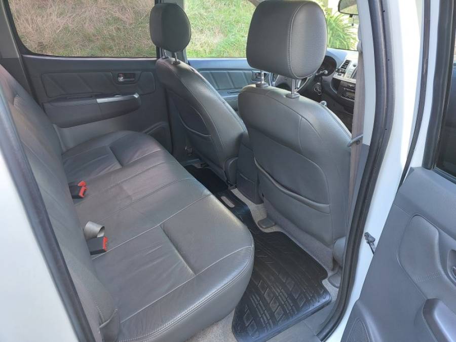 TOYOTA - HILUX - 2013/2014 - Branca - R$ 137.900,00