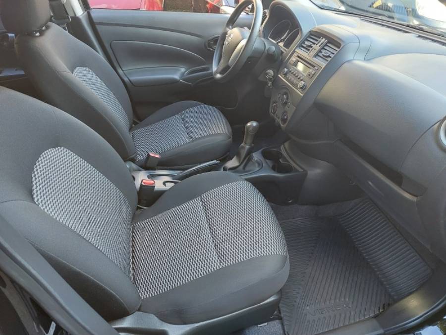 NISSAN - VERSA - 2018/2019 - Preta - R$ 54.900,00
